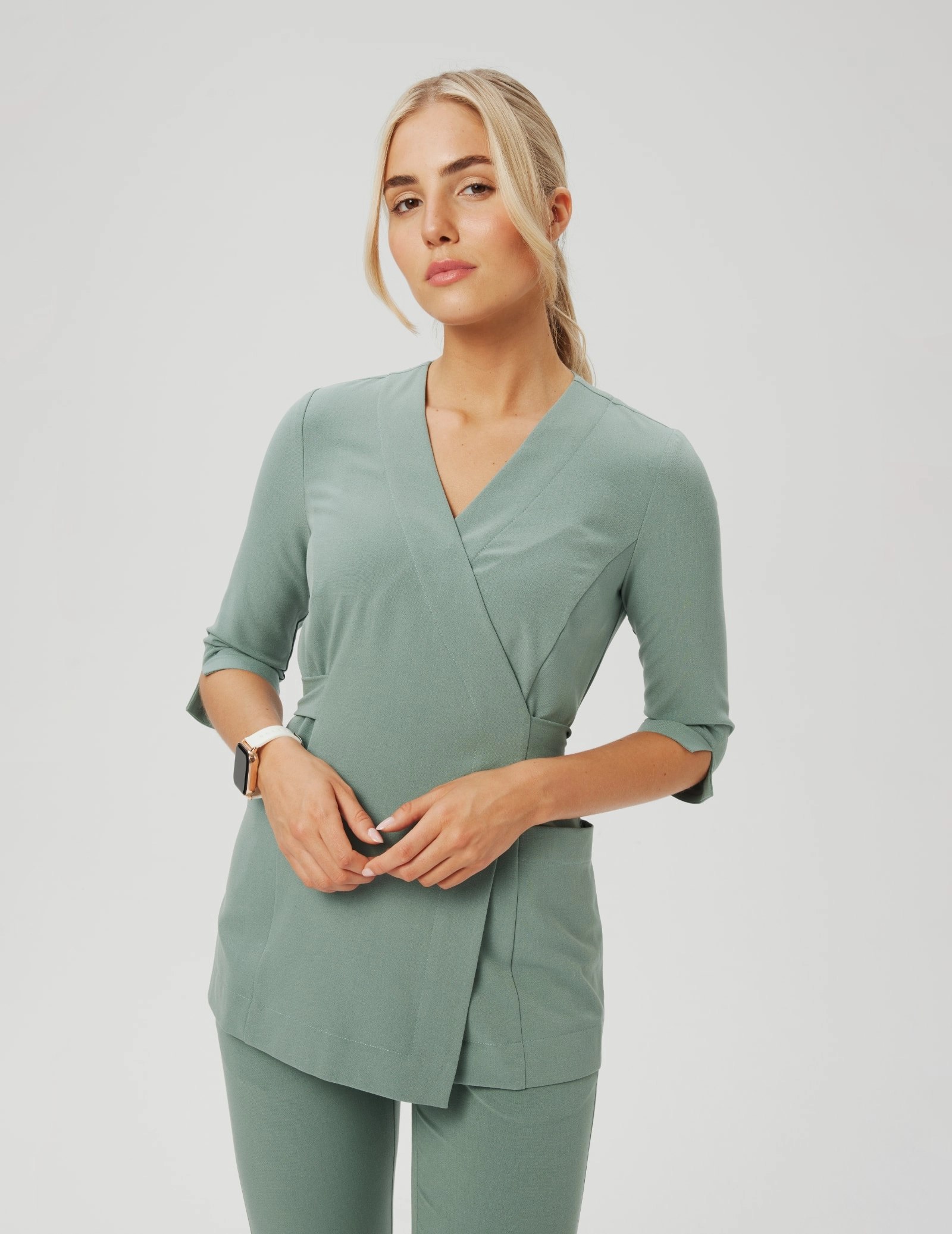 Bluza medyczna wiązana Rosalie - WOODROSE Bluza medyczna wiązana Rosalie - WOODROSE