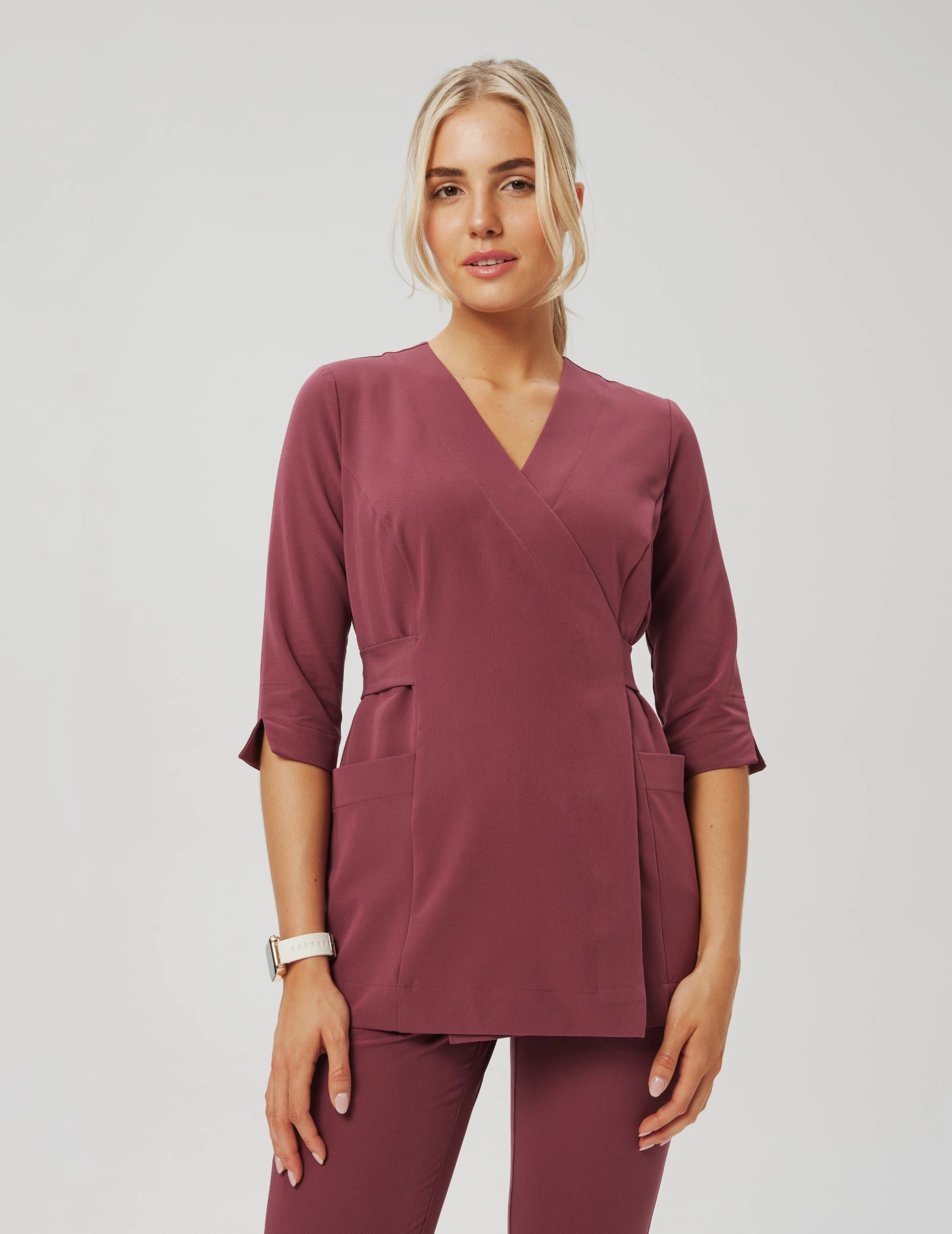 Bluza medyczna wiązana Rosalie - MULLED WINE Bluza medyczna wiązana Rosalie - MULLED WINE
