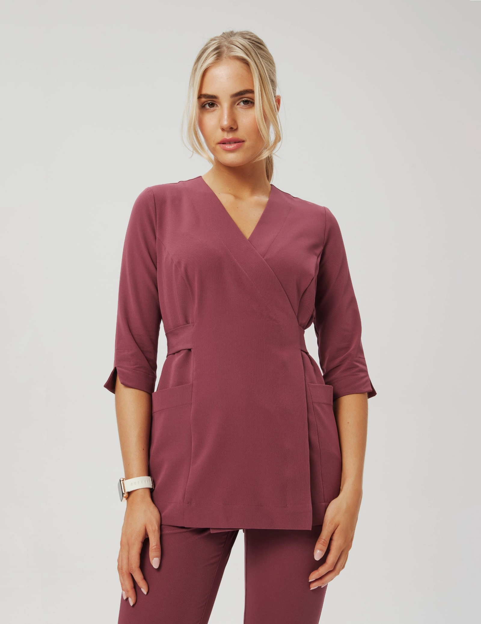 Bluza medyczna wiązana Rosalie - MULLED WINE Bluza medyczna wiązana Rosalie - MULLED WINE