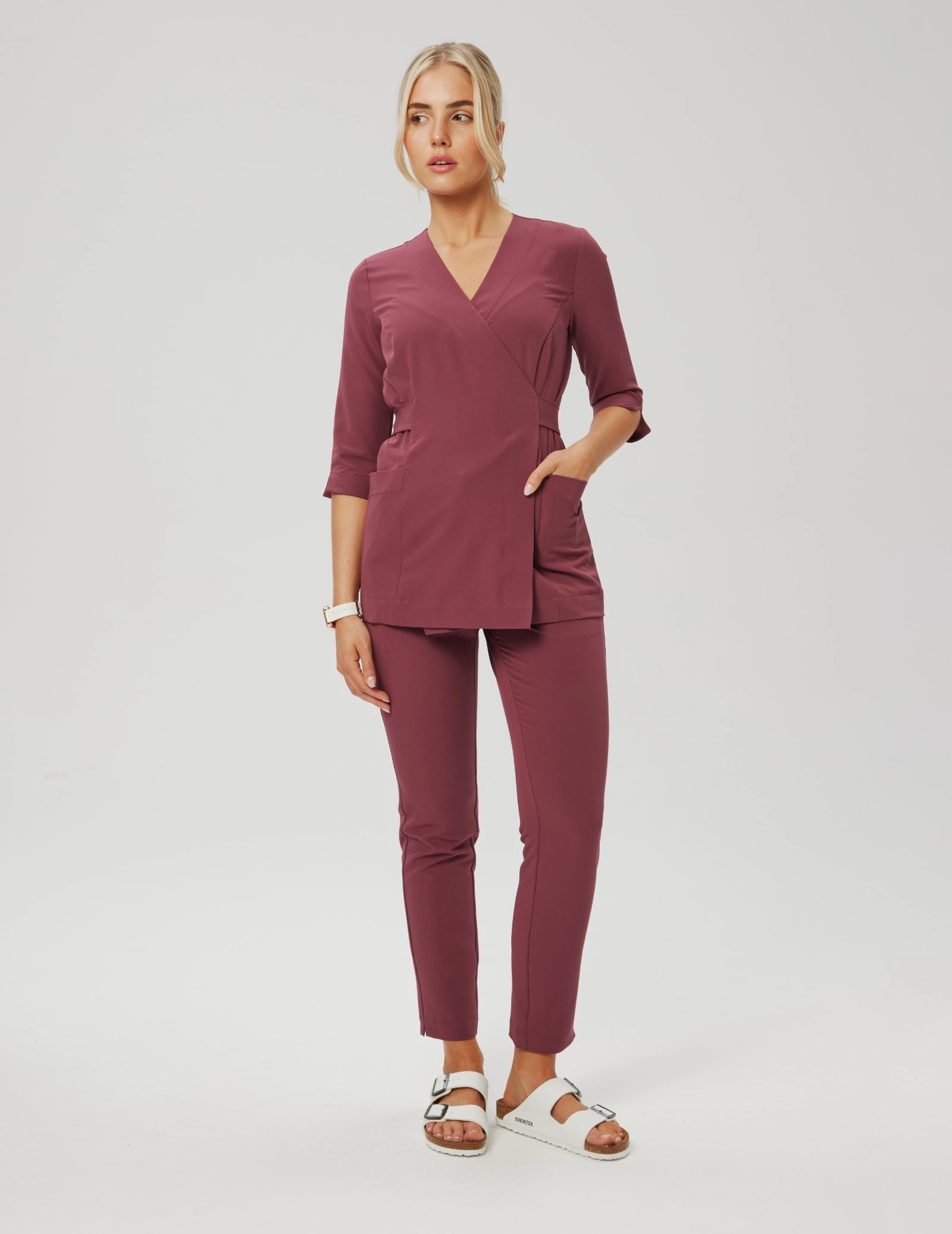 Bluza medyczna wiązana Rosalie - MULLED WINE Bluza medyczna wiązana Rosalie - MULLED WINE