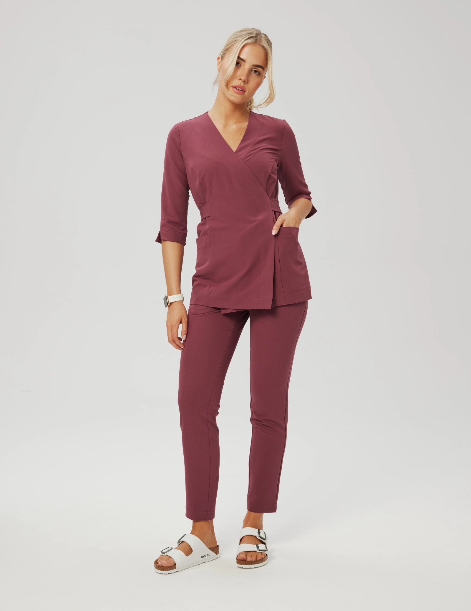 Bluza medyczna wiązana Rosalie - MULLED WINE Bluza medyczna wiązana Rosalie - MULLED WINE