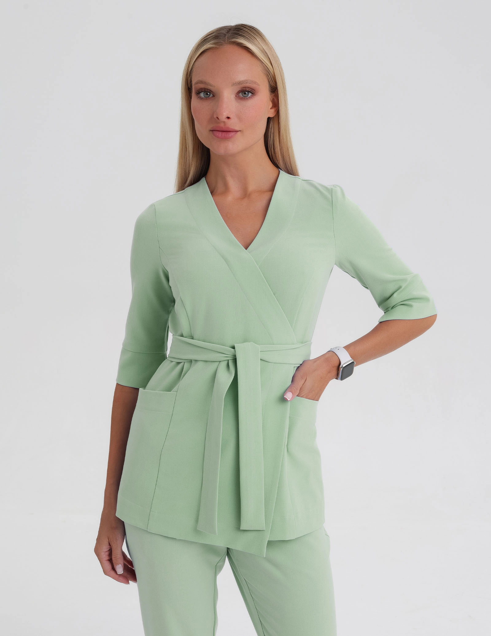 Bluza medyczna wiązana Rosalie - MATCHA LATTE